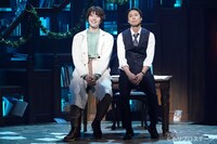 左より山崎大輝扮するアルヴィン、小野塚勇人扮するトーマス。（撮影：田中亜紀）