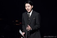 牧島輝扮するトーマス。（撮影：田中亜紀）