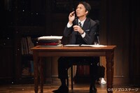 小野塚勇人扮するトーマス。（撮影：田中亜紀）