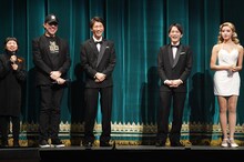 ミュージカル「プロデューサーズ」取材会より、左から通訳、ジェームス・グレイ、濵田崇裕、神山智洋、王林。