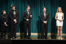 ミュージカル「プロデューサーズ」取材会より、左から通訳、ジェームス・グレイ、濵田崇裕、神山智洋、王林。