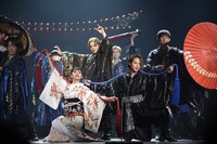 「Endless SHOCK」ゲネプロより、堂本光一、上田竜也、綺咲愛里らの出演シーン。