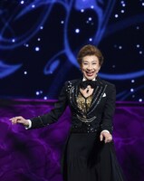 「Endless SHOCK」ゲネプロより、前田美波里の出演シーン。