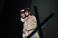 ミュージカル「NO.6」公開ゲネプロより、左から入絵加奈子演じる火藍、熊谷彩春演じる沙布。