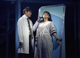 ミュージカル「NO.6」公開ゲネプロより、左から藤原祐規演じる白衣の男、熊谷彩春演じる沙布。