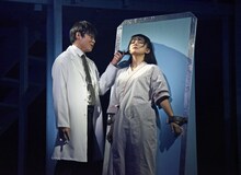 ミュージカル「NO.6」公開ゲネプロより、左から藤原祐規演じる白衣の男、熊谷彩春演じる沙布。