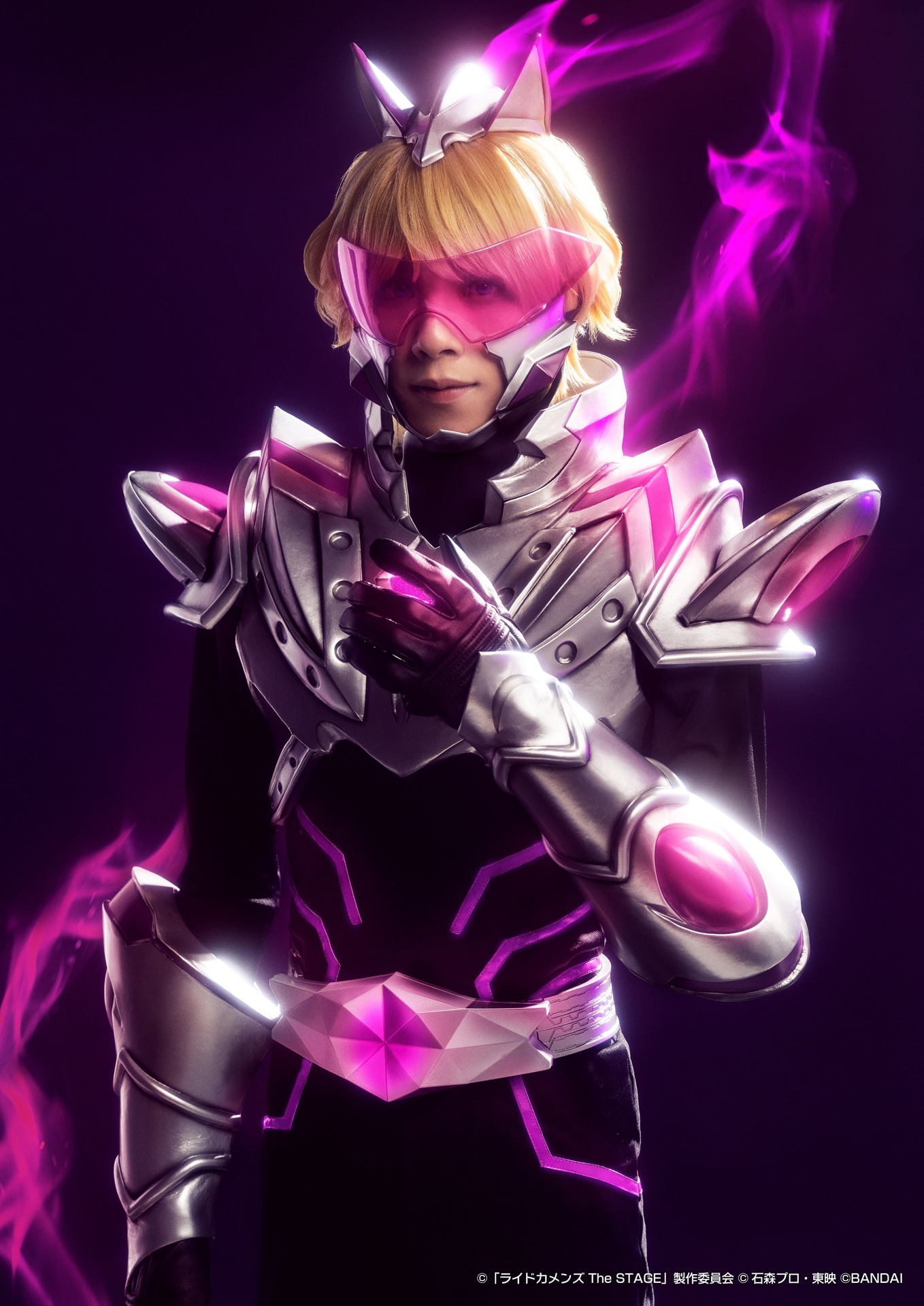 新正俊扮する仮面ライダー紫苑。