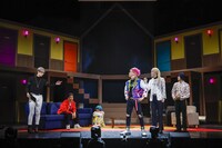 「『カリスマ de ステージ LIVE』～集まれ！カリスマ文化祭！～」より。（撮影：小境勝巳）