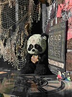 劇団四季 ミュージカル「キャッツ」広島公演の“ご当地ゴミ”より、もみじ饅頭を持ったパンダのぬいぐるみ。