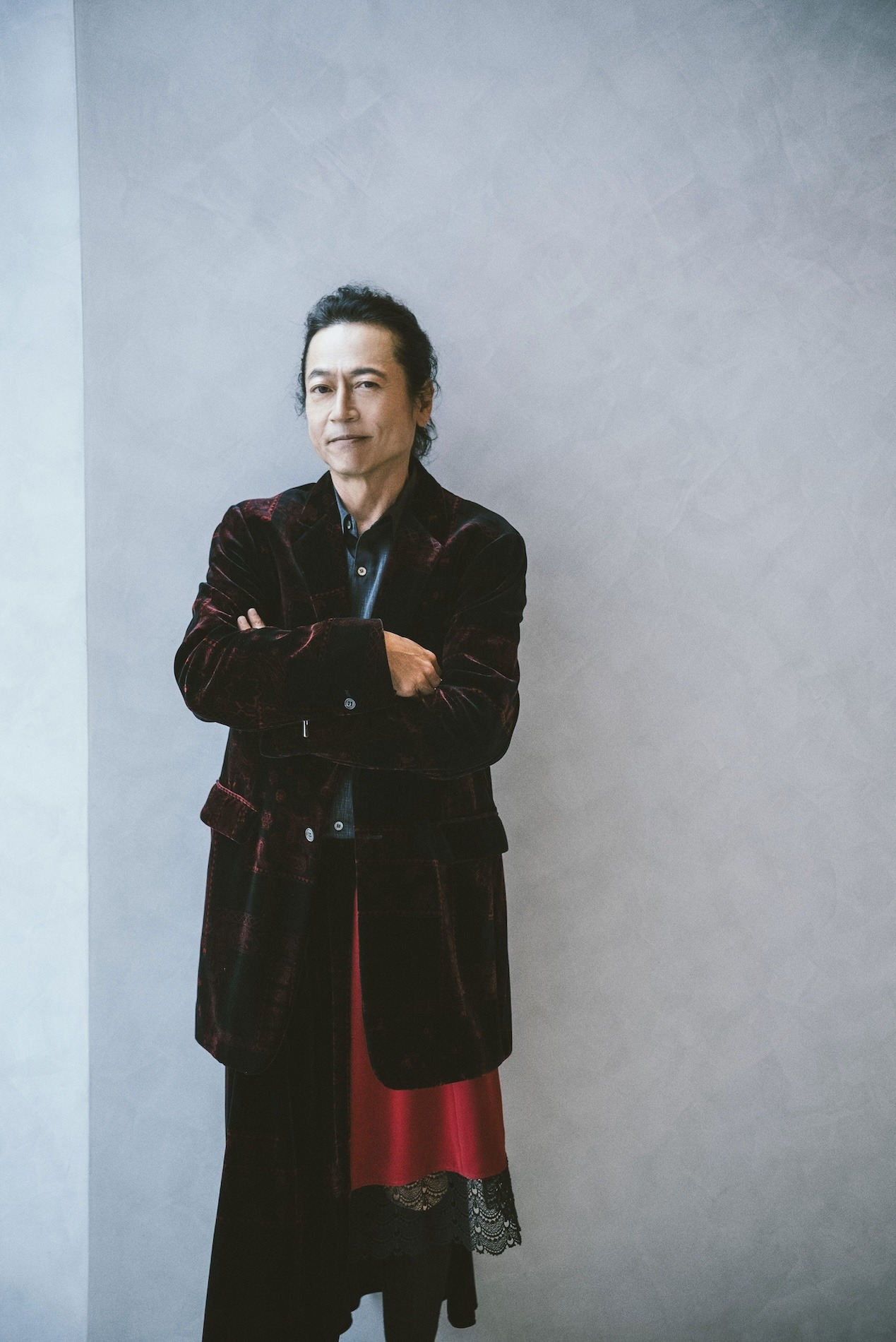 三上博史（撮影：加藤アラタ、ヘアメイク：赤間賢次郎（KiKi inc.）、スタイリング：勝見宜人（Koa Hole inc.））