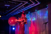 シアターランポン本公演 vol.2 音楽茶番劇「ラスタマオ」より。（撮影：ホンダアヤノ）