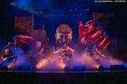 進撃ミュNY公演の舞台写真が到着、カーテンコールで植木豪「こうやって世界の扉を開いていく」