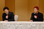 「衣裳は(松也と)合わせていないです」と発言する松本幸四郎(右)に、「すみません、僕は合わせました(笑)」と伝える尾上松也(左)。