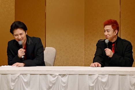 「衣裳は(松也と)合わせていないです」と発言する松本幸四郎(右)に、「すみません、僕は合わせました(笑)」と伝える尾上松也(左)。