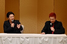 稽古場での松本幸四郎（右）の様子を報道陣に伝える尾上松也（左）。