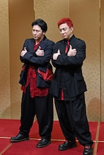 赤と黒を基調にした衣裳に身を包む尾上松也（左）と松本幸四郎（右）。