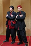 赤と黒を基調にした衣裳に身を包む尾上松也(左)と松本幸四郎(右)。