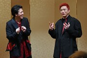 ムービーカメラの撮影中、変な手の動きを見せた松本幸四郎(右)と、それに喜ぶ尾上松也(左)。
