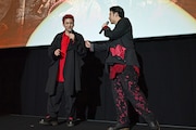 市川染五郎の配役についてボケる松本幸四郎(左)と、ツッコミを入れる尾上松也(右)。