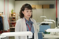 なるみ扮する大久保育代。（写真提供：NHK）