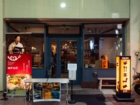 土橋淳志×坂口修一による乙一「ホワイト・ステップ」の会場、radi cafe apartment。（撮影：松原豊）