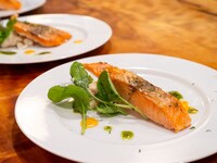 土橋淳志×坂口修一による乙一「ホワイト・ステップ」の会場、radi cafe apartmentで振る舞われたサーモンのバジルソース。（撮影：松原豊）