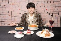 東京・日比谷シャンテで開催中の「Endless SHOCK」応援企画で提供されているコラボメニューと松浦銀志。