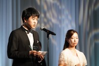 第13回 岩谷時子賞の授賞式より、東亮汰（左）。