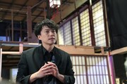 「天保十二年のシェイクスピア」稽古場公開に向けて説明する藤田俊太郎。