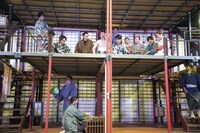 「天保十二年のシェイクスピア」稽古より、賭場の様子。