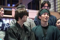 きじるしの王次役の大貫勇輔（右）。