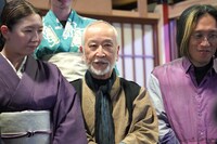 隊長役の木場勝己（中央）。