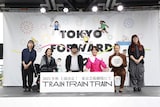 舞台「TRAIN TRAI TRAIN」キックオフトークショーより。左から田中結夏(手話言語通訳士)・栗栖良枝、ウォーリー木下、はるな愛、森山開次、麻生かおり(手話言語通訳士)。