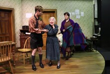 劇団民藝「囲われた空」稽古の様子。