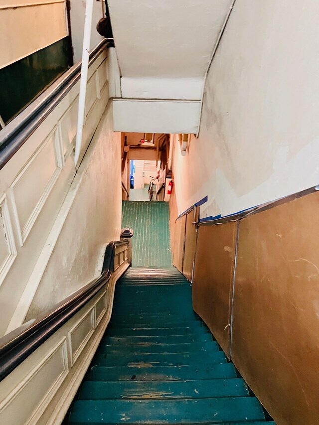 人が歩いたところがすり減ってる。