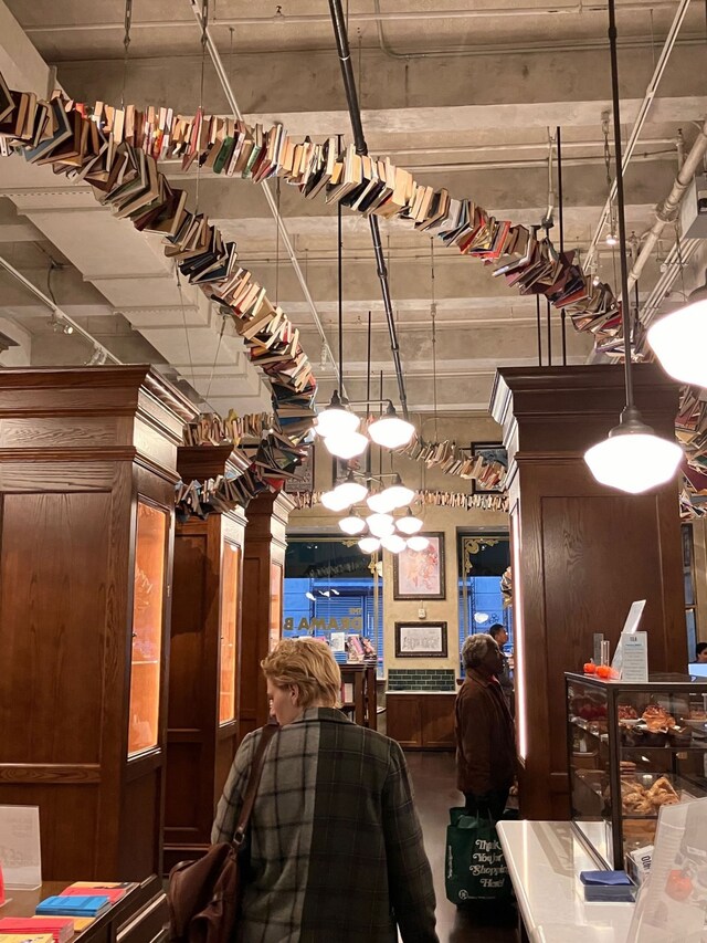 The drama bookshopでは演劇にまつわる本が飛んでいた。