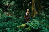 MONSTROUSA2024年秋冬コレクションを着こなす浅野和之。