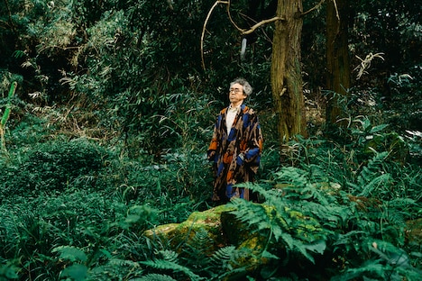 MONSTROUSA2024年秋冬コレクションを着こなす浅野和之。