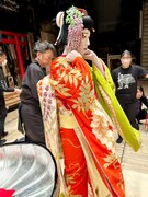 早替り中の舞台裏をパチリ。米吉の真剣な表情にもうっとり。