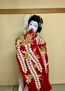 襦袢の袖を見せてくれる、藤の精さん。ぽやんとした表情がカワイイ。