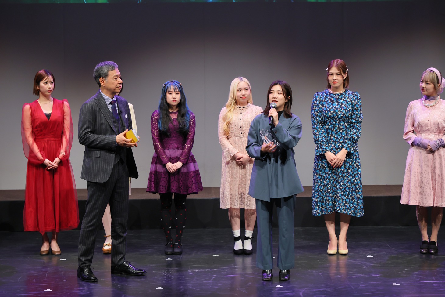 「関西演劇祭2024」表彰式より、フェスティバルディレクターの板尾創路（前列中央左）、つぼみ大革命の作・演出を手がけた福田麻貴（前列中央右）。