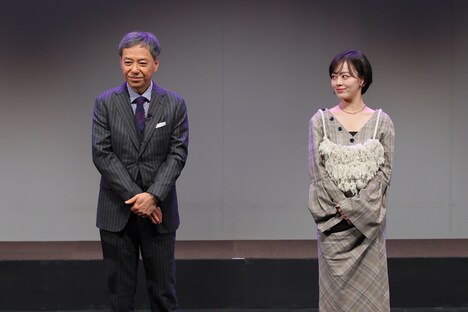 「関西演劇祭2024」表彰式より、フェスティバルディレクターの板尾創路（左）、アンバサダーの伊原六花（右）。