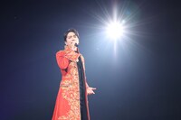 ニッポン放送開局70周年「THIS IS IKU 2024 日本武道館」より、赤いコートをまとった山崎育三郎。