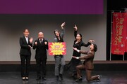 「関西演劇祭2024」表彰式より、EVKK/エレベーター企画のカンパニーメンバー。