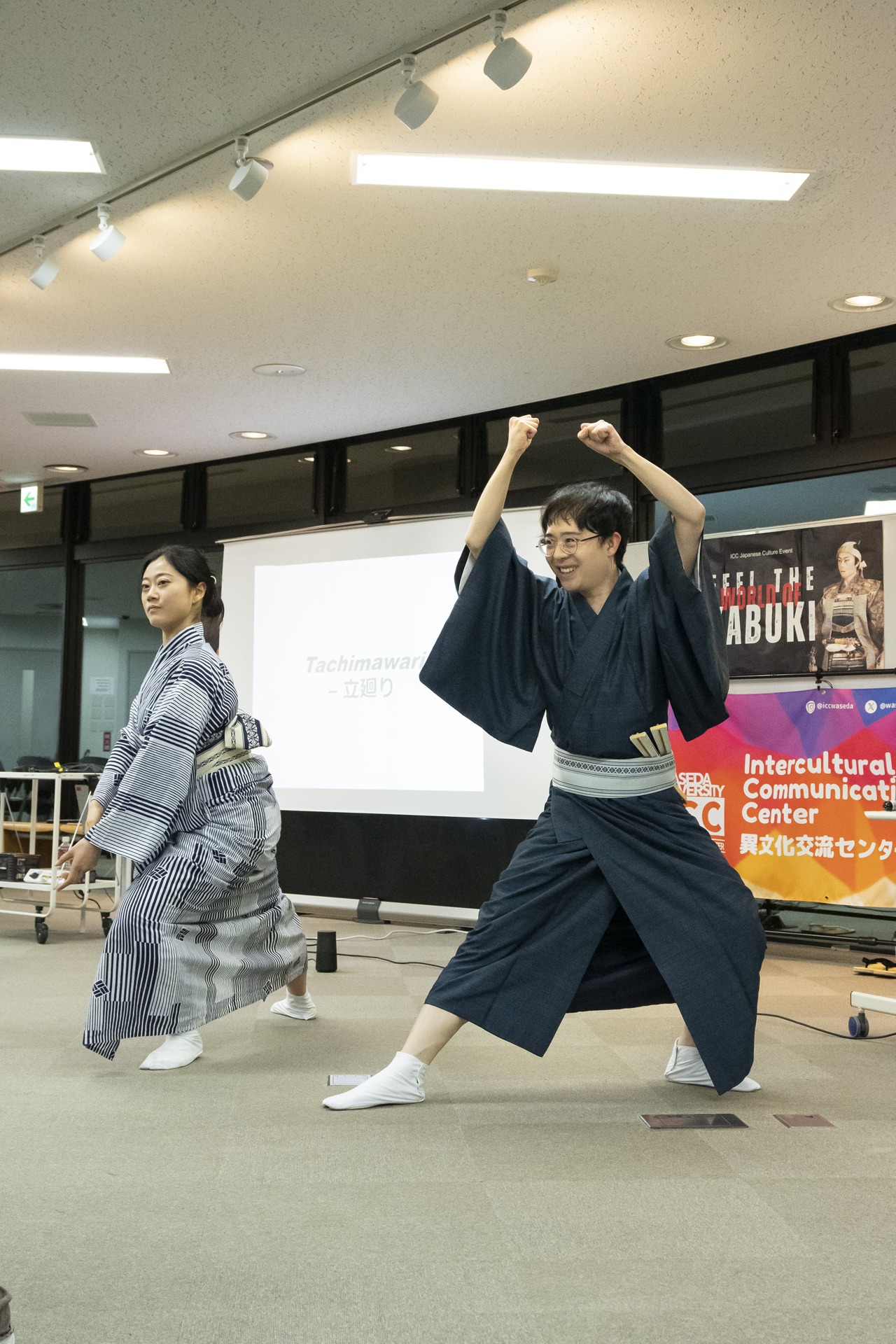 「Feel the world
of Kabuki: Discover the timeless art」より、立廻りの解説をする市村竹松。