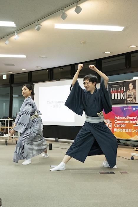 「Feel the world
of Kabuki: Discover the timeless art」より、立廻りの解説をする市村竹松。