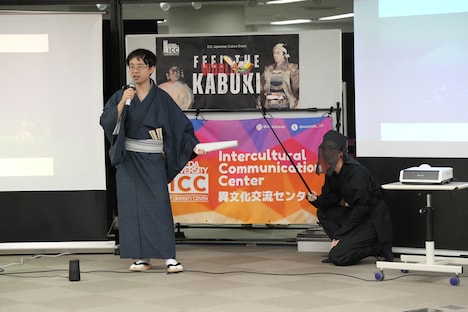 「Feel the world
of Kabuki: Discover the timeless art」より、差し金の解説をする市村竹松。