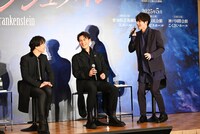 ミュージカル「フランケンシュタイン」製作発表記者会見の様子。自身との共演に期待を語る島太星（右）を、「共演するんだっけ？」ととぼけて慌てさせる中川晃教（左）。中央は、2人の様子に笑う加藤和樹。