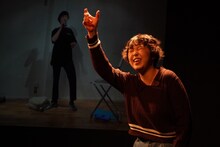 ぺぺぺの会＋いいへんじ「LifeとWork」より、「play myself by myself」の様子。