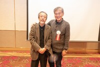秋浜悟史「ある地方高校生の日記 一九五〇～一九五三」の出版記念パーティの様子。左から小堀純、内藤裕敬。（撮影：杉浦正和）